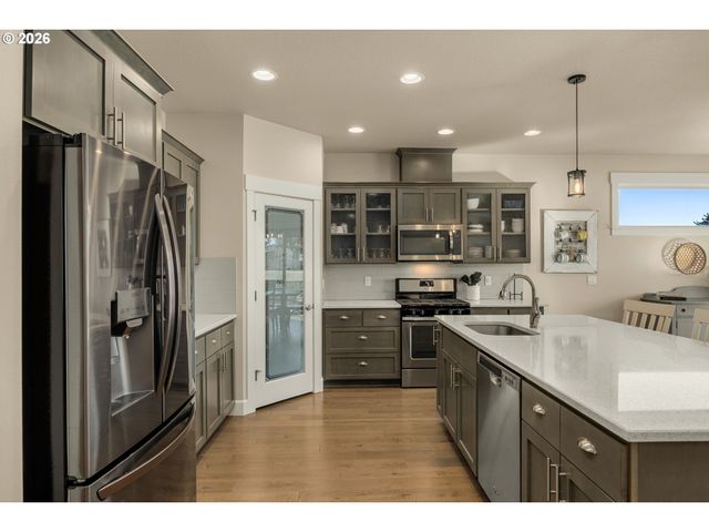 1054 VISTA OAKS Dr, Forest Grove, OR 97116