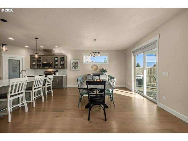 1054 VISTA OAKS Dr, Forest Grove, OR 97116