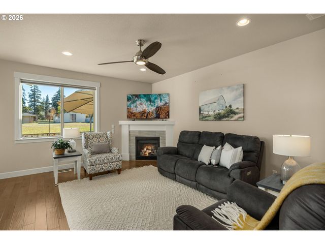 1054 VISTA OAKS Dr, Forest Grove, OR 97116