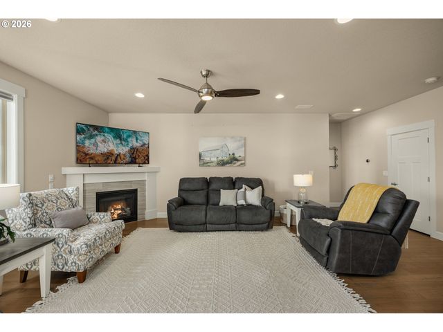 1054 VISTA OAKS Dr, Forest Grove, OR 97116