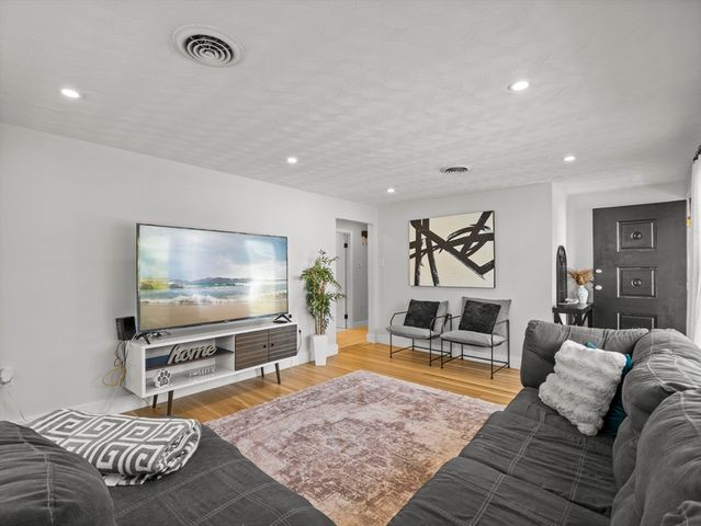 8 Francella Rd, Methuen, MA 01844