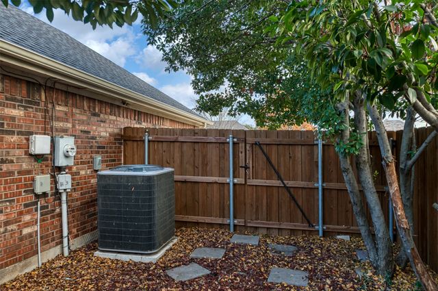 432 Shelby Drive, Burleson, TX 76028
