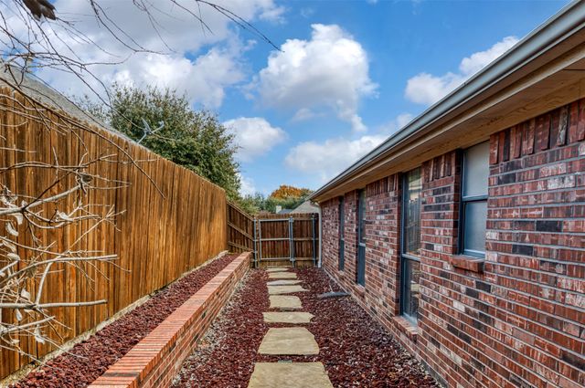 432 Shelby Drive, Burleson, TX 76028