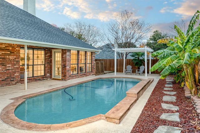 432 Shelby Drive, Burleson, TX 76028