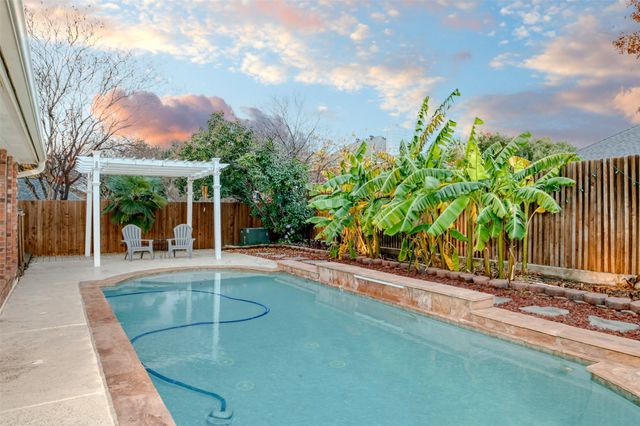 432 Shelby Drive, Burleson, TX 76028