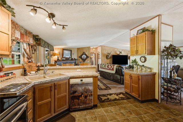 2435 US Route 60, Hurricane, WV 25526