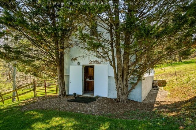 2435 US Route 60, Hurricane, WV 25526