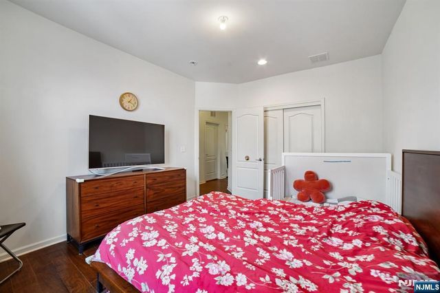 54 Carillon Circle, Livingston, NJ 07039