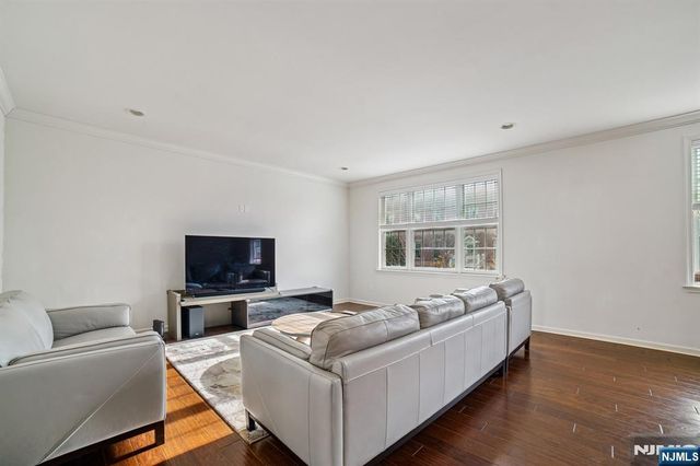 54 Carillon Circle, Livingston, NJ 07039