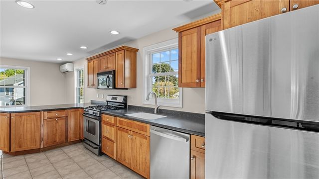 106 Cedar Avenue, Portsmouth, RI 02871