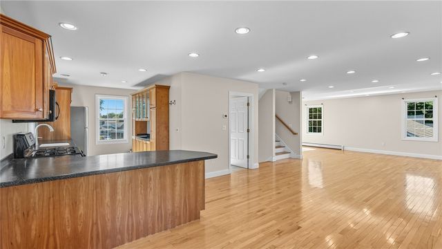 106 Cedar Avenue, Portsmouth, RI 02871