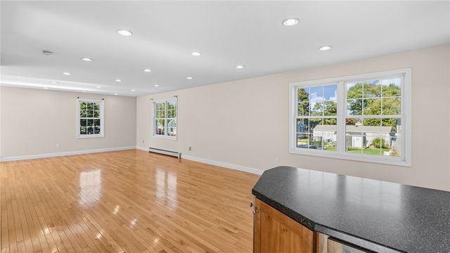 106 Cedar Avenue, Portsmouth, RI 02871