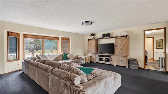 5323 E Quail Ln, Chattaroy, WA 99003