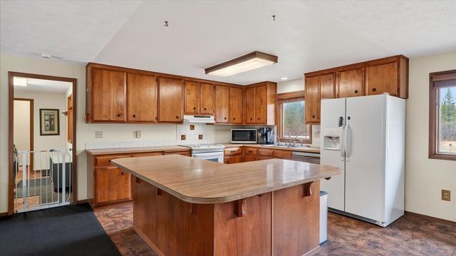 5323 E Quail Ln, Chattaroy, WA 99003