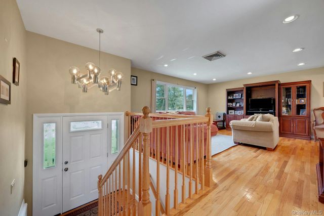 6 Foxwood Lane, Thornwood, NY 10594