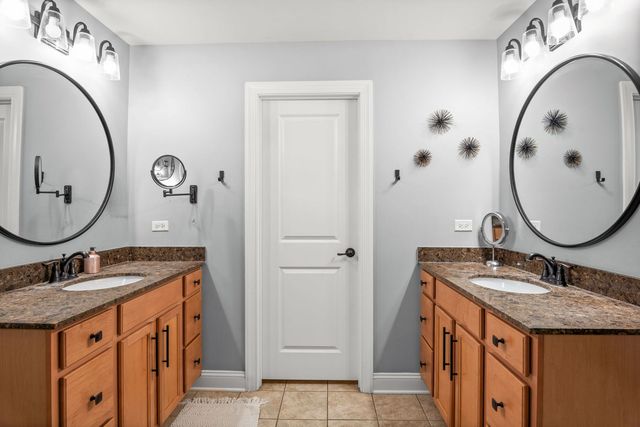 946 Glacial Falls Drive, Gilberts, IL 60136