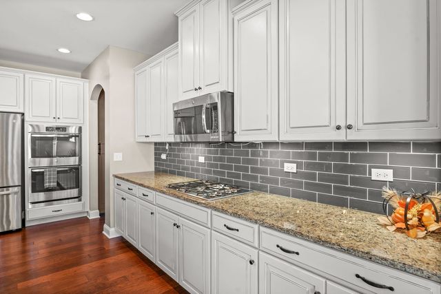 946 Glacial Falls Drive, Gilberts, IL 60136