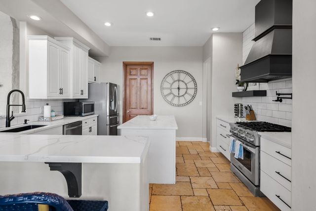 10512 Lake Park DR, Dripping Springs, TX 78620