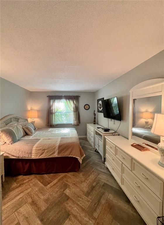 Image 14 of property listing at 912 LA COSTA CIRCLE Unit 3, Sarasota, FL 34237