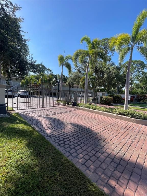 Image 26 of property listing at 912 LA COSTA CIRCLE Unit 3, Sarasota, FL 34237