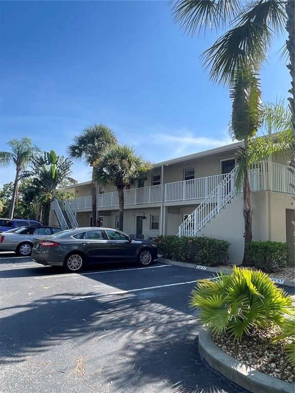Image 3 of property listing at 912 LA COSTA CIRCLE Unit 3, Sarasota, FL 34237