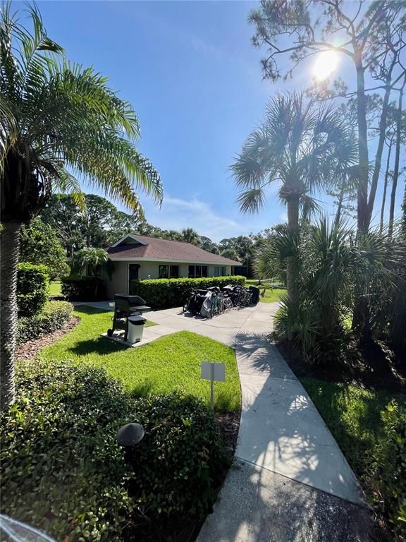Image 32 of property listing at 912 LA COSTA CIRCLE Unit 3, Sarasota, FL 34237