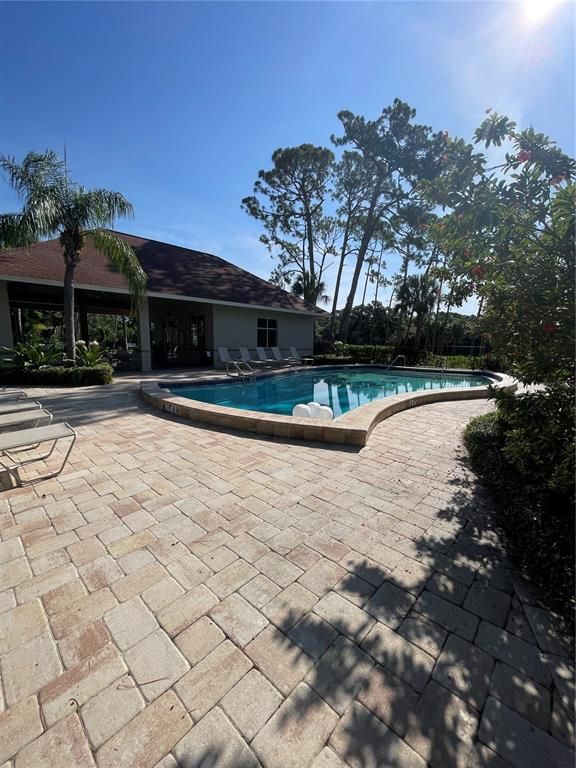 Image 34 of property listing at 912 LA COSTA CIRCLE Unit 3, Sarasota, FL 34237