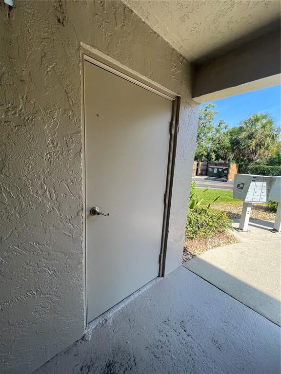Image 35 of property listing at 912 LA COSTA CIRCLE Unit 3, Sarasota, FL 34237