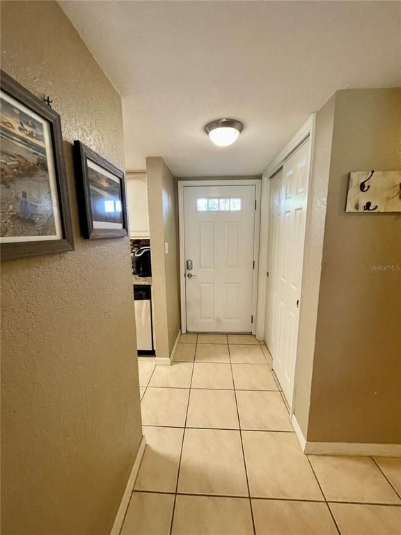 Image 4 of property listing at 912 LA COSTA CIRCLE Unit 3, Sarasota, FL 34237