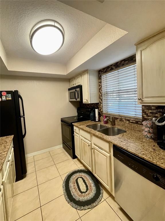 Image 5 of property listing at 912 LA COSTA CIRCLE Unit 3, Sarasota, FL 34237