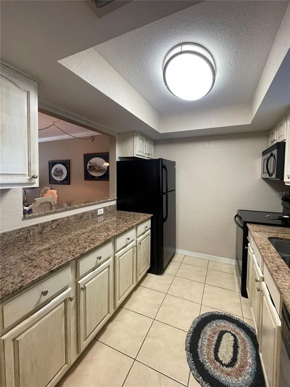 Image 6 of property listing at 912 LA COSTA CIRCLE Unit 3, Sarasota, FL 34237
