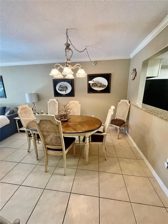 Image 7 of property listing at 912 LA COSTA CIRCLE Unit 3, Sarasota, FL 34237