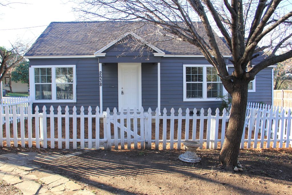 2538 Wayside Avenue, Fort Worth, TX 76110