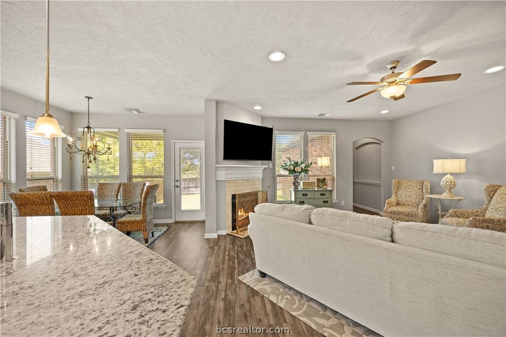 2203 Parker Court, Brenham, TX 77833 — photo 2