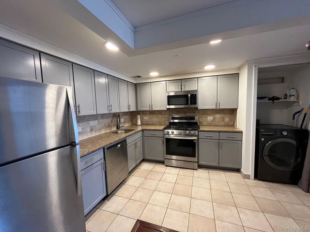 143-41 84th Drive 6E, Briarwood, NY 11435