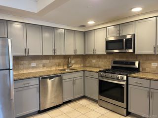 143-41 84th Drive 6E, Briarwood, NY 11435