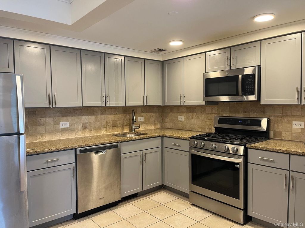 143-41 84th Drive 6E, Briarwood, NY 11435