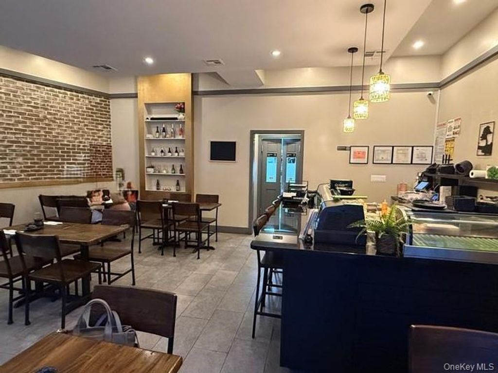 242-03 Northern Boulevard, Douglaston, NY 11362 — exterior