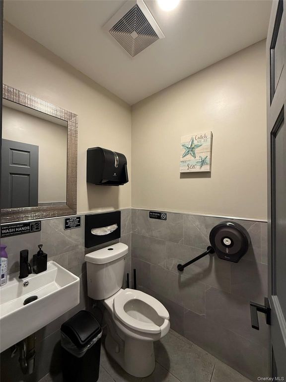 242-03 Northern Boulevard, Douglaston, NY 11362 — photo 3