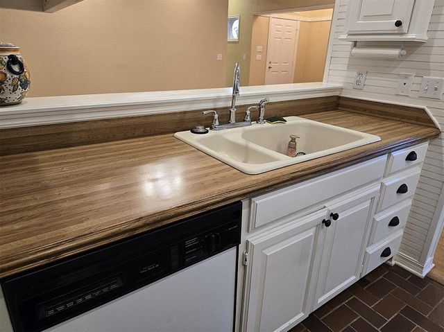 9020 N Timberview Drive, Midwest City, OK 73130