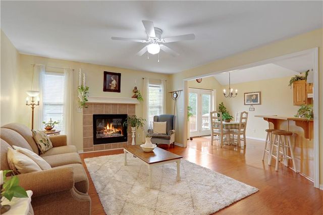 402 POPLAR Street, Peculiar, MO 64078