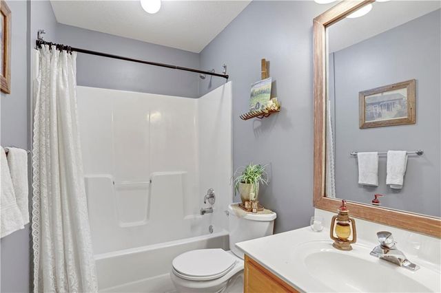 402 POPLAR Street, Peculiar, MO 64078