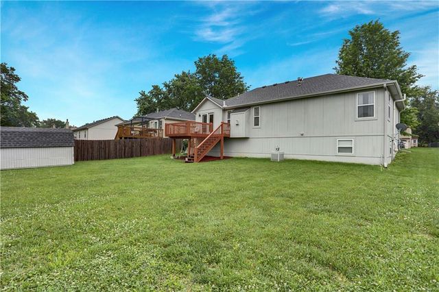 402 POPLAR Street, Peculiar, MO 64078