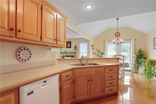 402 POPLAR Street, Peculiar, MO 64078