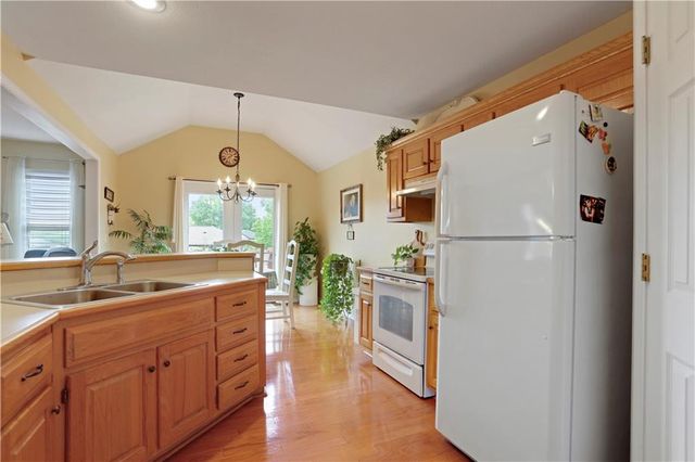 402 POPLAR Street, Peculiar, MO 64078