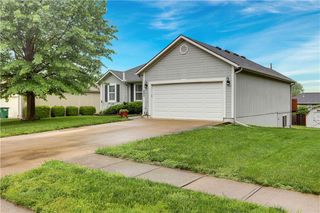 402 POPLAR Street, Peculiar, MO 64078