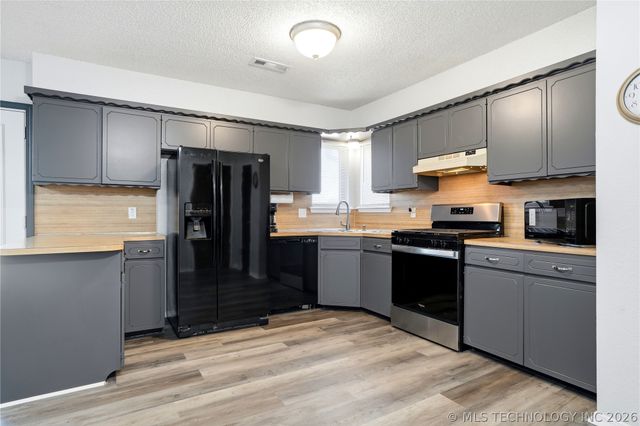 1656 S Walnut Avenue, Broken Arrow, OK 74012