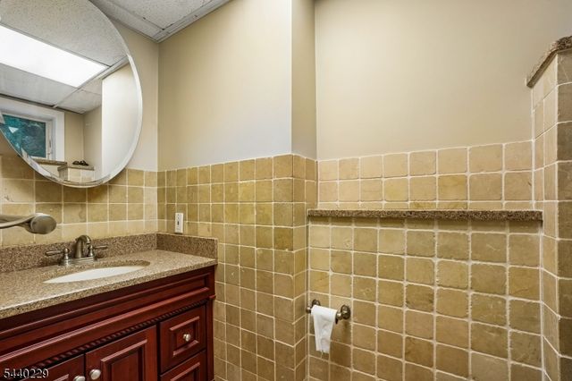 63 Edgewood Dr, Florham Park Boro, NJ 07932