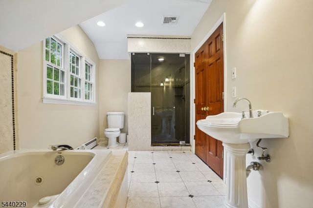 63 Edgewood Dr, Florham Park Boro, NJ 07932