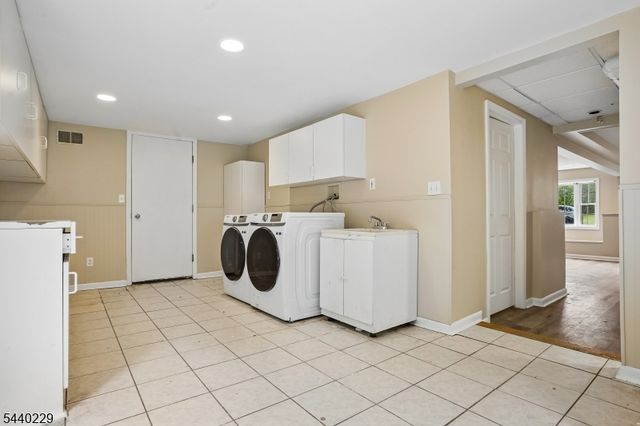 63 Edgewood Dr, Florham Park Boro, NJ 07932